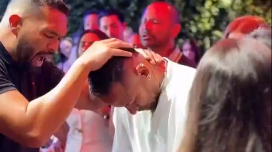 Neymar promove evento de Páscoa e recebe oração especial de pastor Neymar promove evento de Páscoa e recebe oração especial de pastor