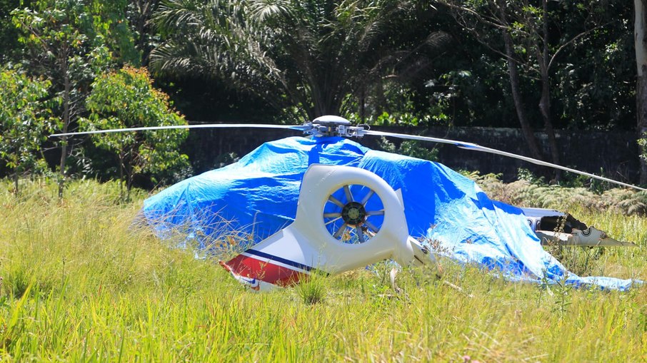 Após o acidente, os destroços da aeronave foram cobertos por uma lona