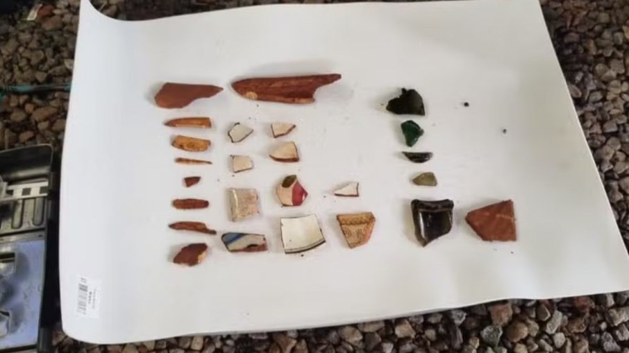 Pequenos fragmentos de objetos e porcelanas localizados na escavação Pequenos fragmentos de objetos e porcelanas localizados na escavação