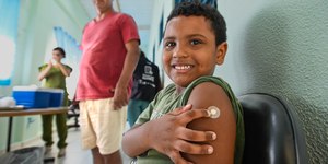 Saúde leva vacina para escolas e reforça proteção contra sarampo