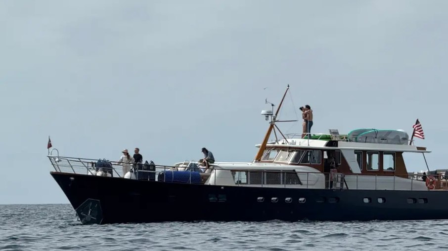 Katy Perry e Justin Trudeau são flagrados aos beijos em iate na Califórnia