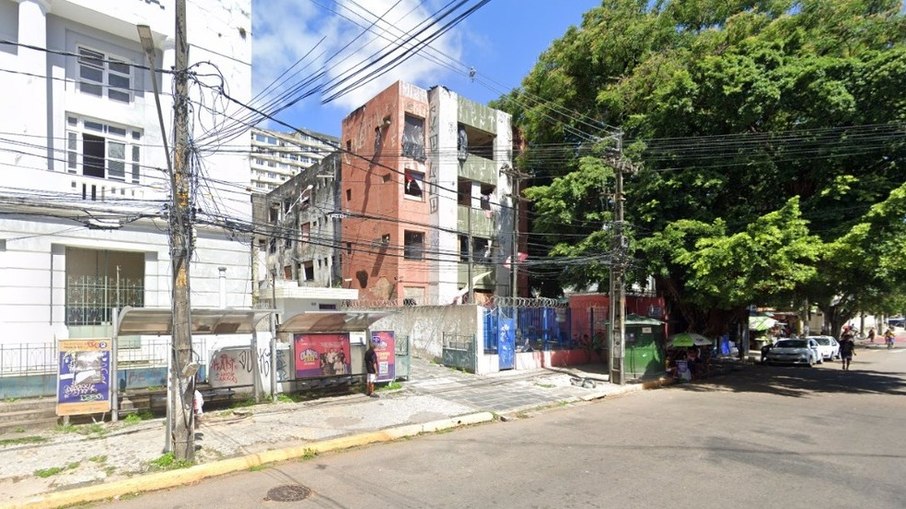 A criança vive com a família na ocupação de um prédio abandonado no Recife