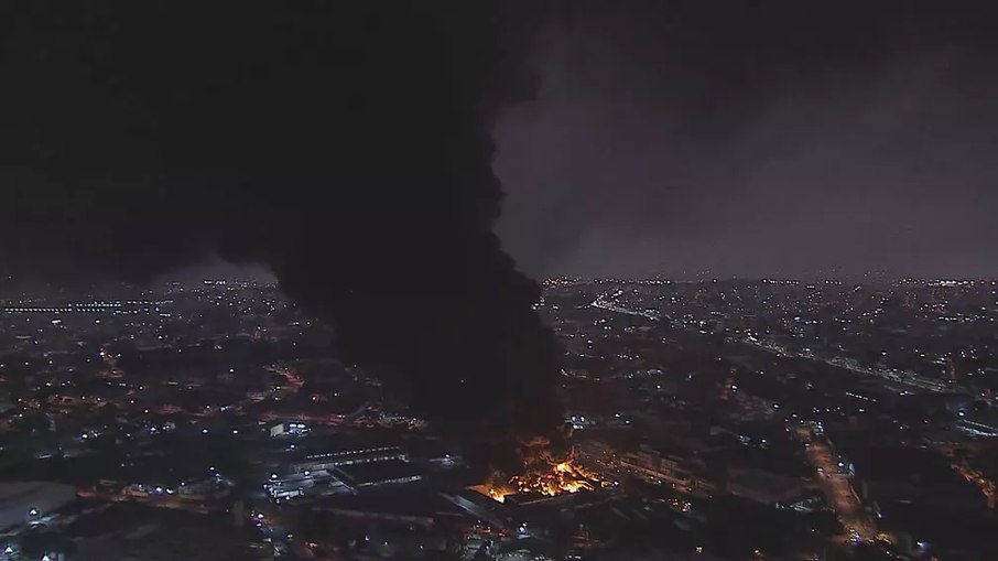 Incêndio em galpão de reciclagem em Guarulhos, na Grande SP, na manhã desta segunda (20)
