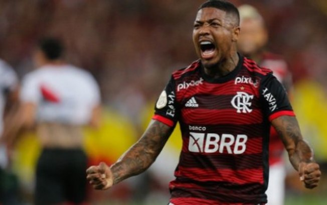 Marinho diz que Dorival uniu mais os jogadores do Flamengo e ressalta felicidade mesmo fora de posição