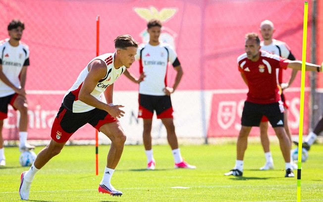 Jogadores do Benfica durante treinamento da equipe Jogadores do Benfica durante treinamento da equipe