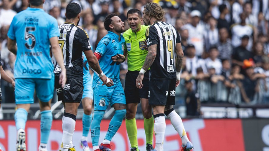 Dublador flagra polêmicas no duelo entre Atlético e Santos