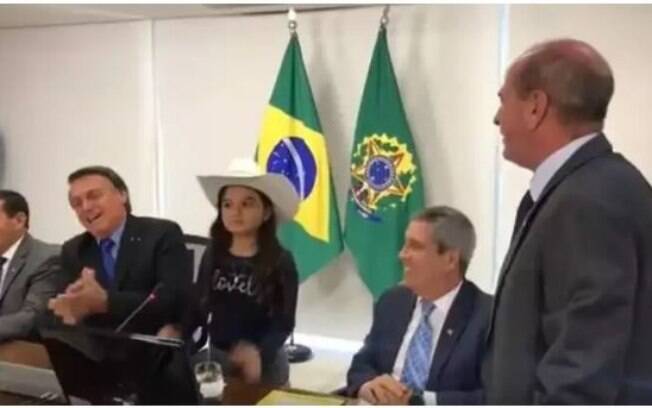 Youtuber mirim participa de reunião ministerial; Bolsonaro ri de pergunta