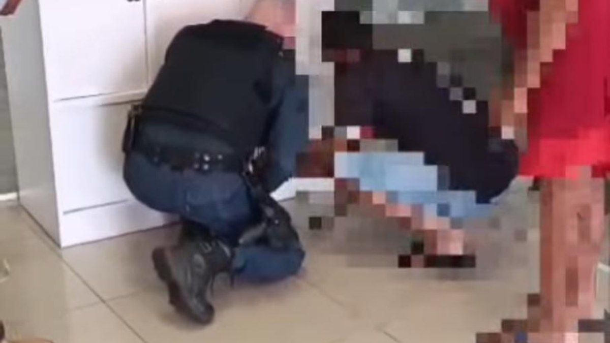 O menino brincava com o irmão gêmeo quando ficou preso O menino brincava com o irmão gêmeo quando ficou preso