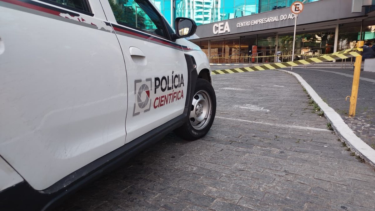 Homem morre em centro empresarial de São Paulo após ficar pendurado Homem morre em centro empresarial de São Paulo após ficar pendurado