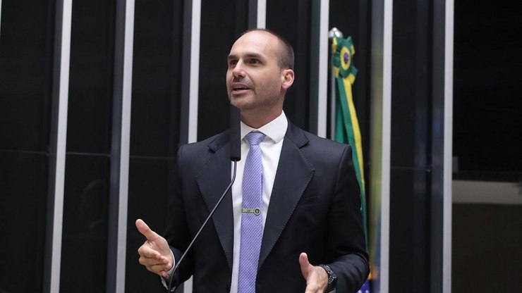 Como Eduardo Bolsonaro pode usar o regimento para evitar cassação
