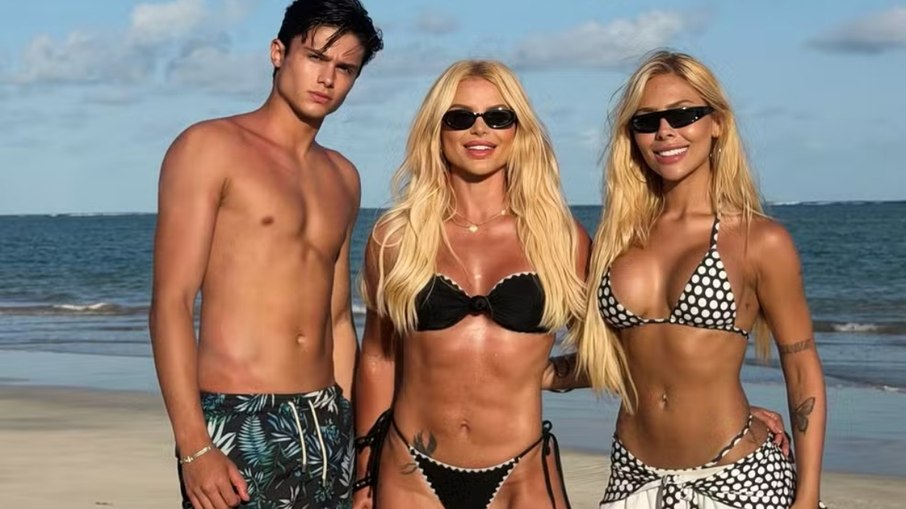 Pricylla Pedrosa ao lado dos filhos