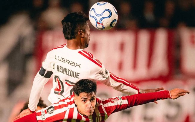 Flamengo fez jogo sólido defensivamente, mas não agrediu Estudiantes
