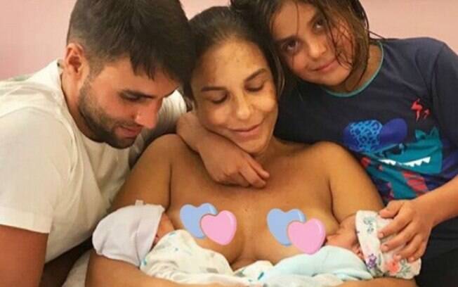 Ivete Sangalo publicou pela primeira vez em seu Instagram uma foto da família completa ao lado das gêmeas Marina e Helena