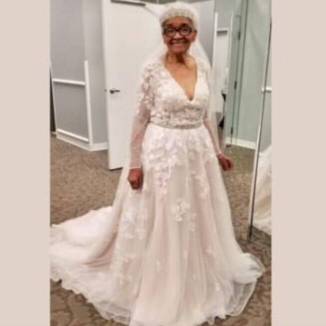 Martha Mae Ophelia Moon Tucker finalmente experimentando um vestido de noiva