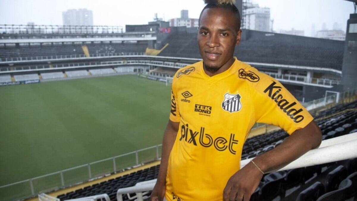 Jhojan Julio comemora estreia com a camisa do Santos