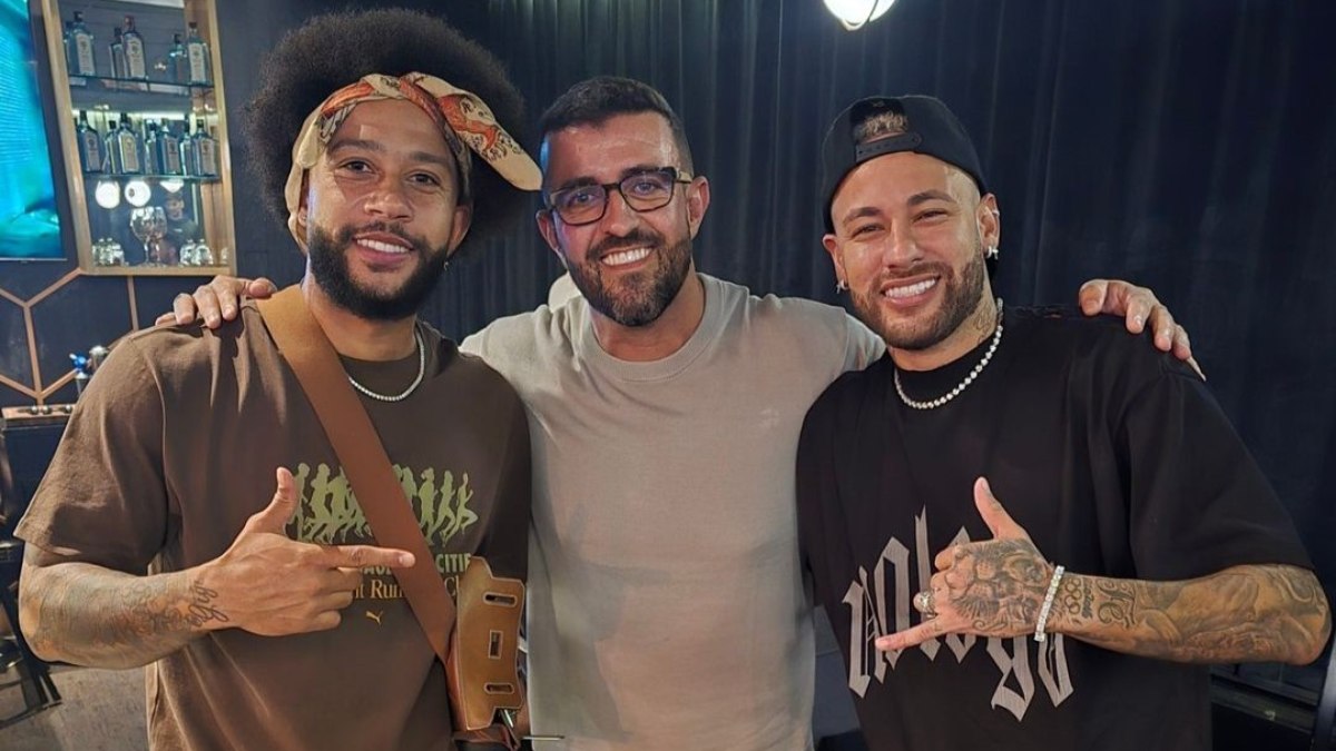 Memphis, Akkari e Neymar posaram para uma foto durante o evento