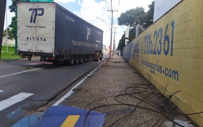 Mangueira se rompe e carreta trava em uma das entradas de São Carlos