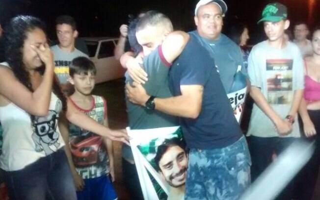 Alan Ruschel recebe apoio de amigos e familiares na chegada a Nova Hartz