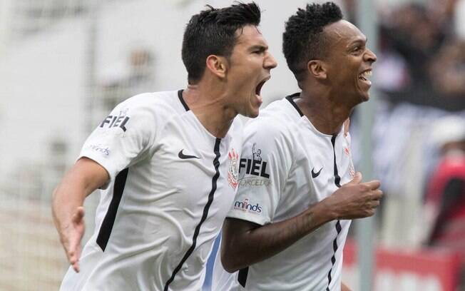 Jô e Balbuena comemoram gol do Corinthians contra o São Paulo; Tricolor ainda empatou, mas foi eliminado