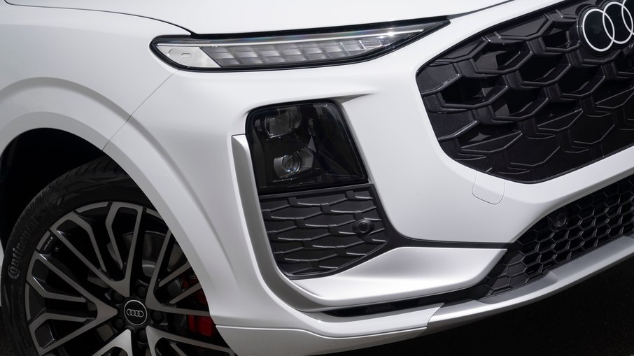 Nova geração do Audi Q3 traz dianteira redesenhada com grade Singleframe maior e faróis afilados