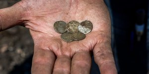 Arqueólogos encontram 45 moedas romanas e anel de 450 d.C