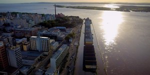Nível baixo de água permite "caminhadas" no Guaíba