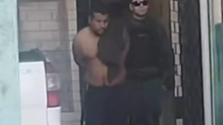 Homem%20%C3%A9%20preso%20por%20arremessar%20a%20m%C3%A3e%20da%20janela%20de%20apartamento