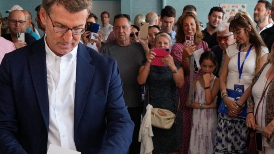 Alberto Nunez Feijóo, líder da direita italiana, votando no pleito de 2023 neste domingo (23)