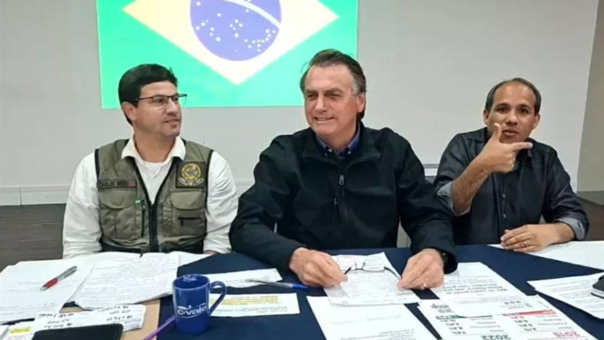 Bolsonaro afirma que colocaria 'a mão no fogo' por Milton Ribeiro