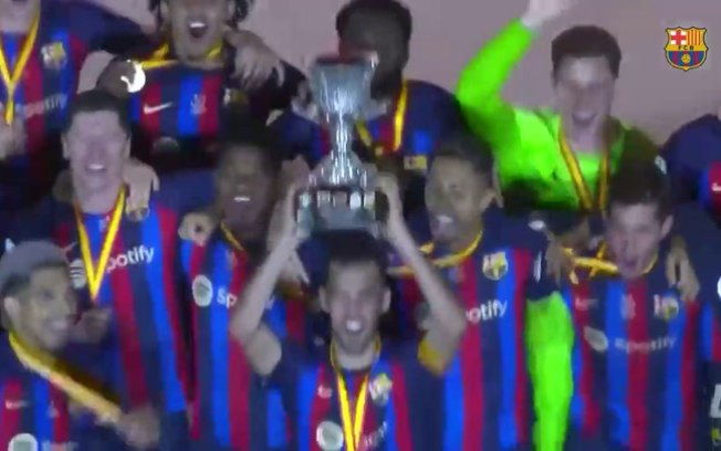 Sergio Busquets levanta o troféu Super Copa da Espanha para o FC Barcelona