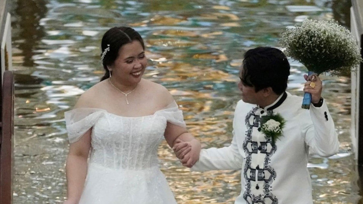 Casal%20se%20casa%20em%20igreja%20alagada%20ap%C3%B3s%20passagem%20de%20tuf%C3%A3o