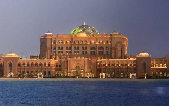 O Emirates Palace Hotel é um luxoso local para relaxar e aproveitar cada segundo. A diária, no entanto, passa de R$ 2 mil