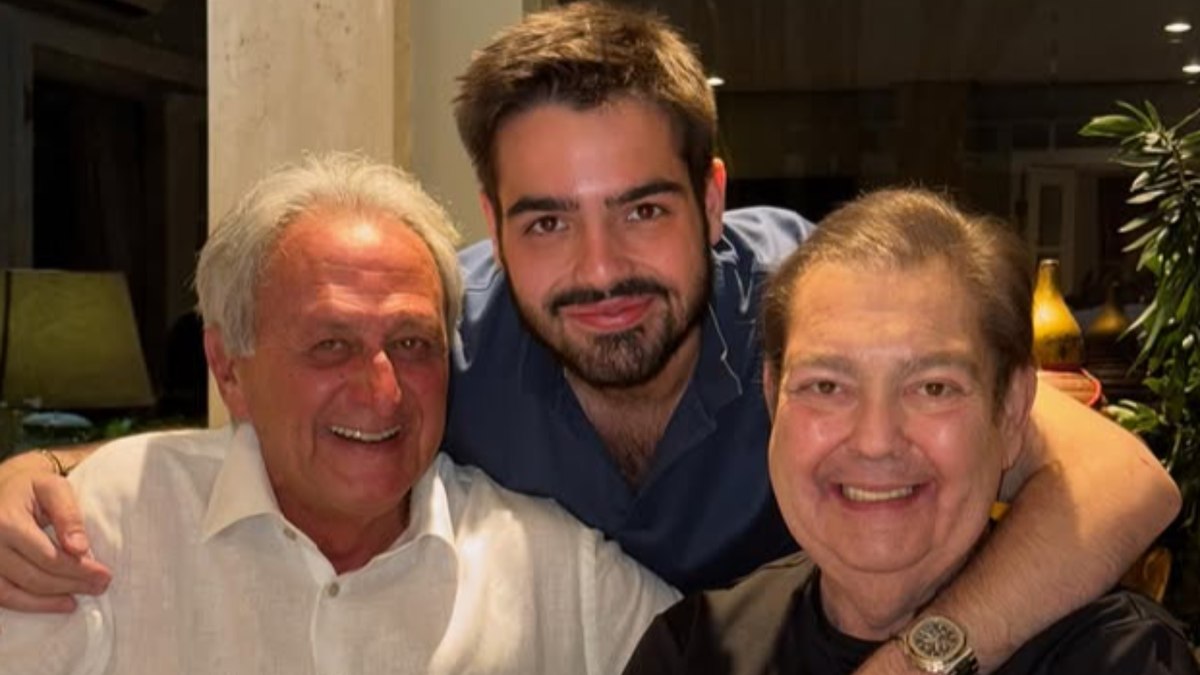 João Silva abraça o pai, Faustão, e tio João Silva abraça o pai, Faustão, e tio