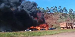 Ônibus clandestino pega fogo e cruza a Fernão Dias