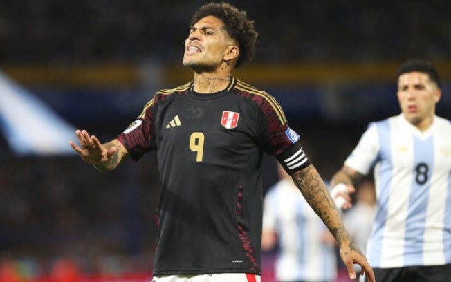 Paolo Guerrero em ação contra a Argentina pelas Eliminatórias