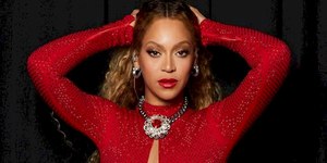 Beyoncé embarca em jatinho e exibe itens de luxo