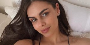 Amanda Kimberlly, mãe de filha de Neymar, exibe abdômen trincado