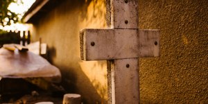 Mulher dada como morta é achada viva no caixão antes da cremação