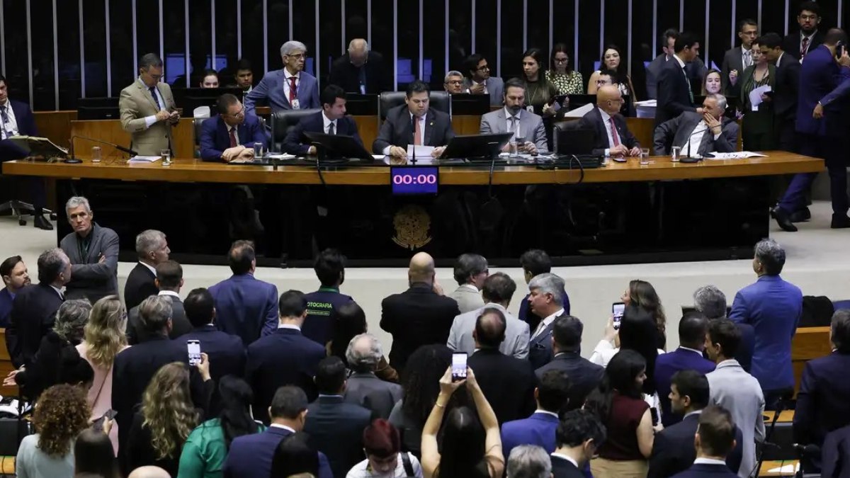Deputados e senadores durante sessão conjunta nesta quinta-feira (27) Deputados e senadores durante sessão conjunta nesta quinta-feira (27)