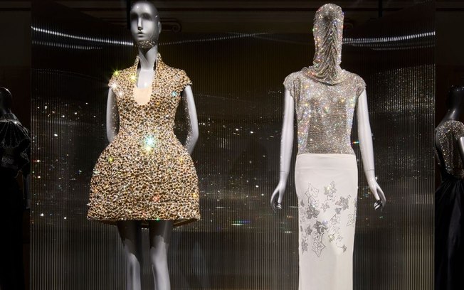 Swarovski inaugura exposição em Milão com peças de grifes e looks do tapete vermelho