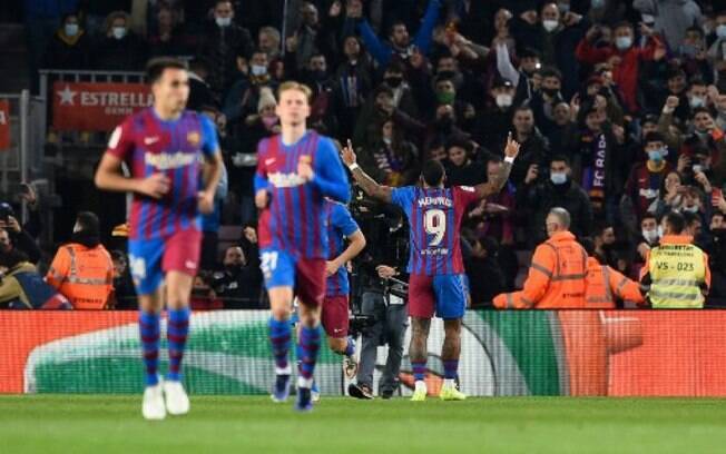Na estreia de Xavi, Barcelona volta a vencer em La Liga e bate o Espanyol em dérbi