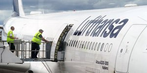 Avião é desviado após homem atacar dois jovens com garfo de metal