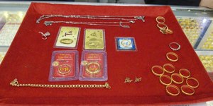 Catadora de lixo devolve joias de ouro e recebe R$ 1.960 e arroz