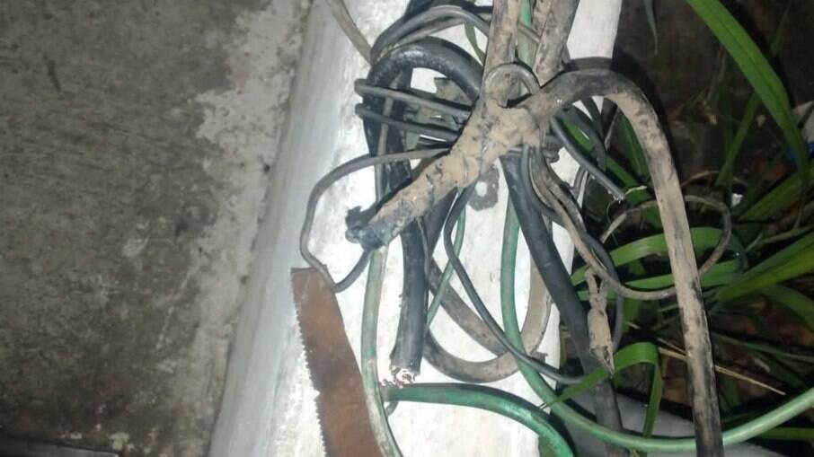 Foram encontrados com eles um serrote e pedaços de fios e cabos em um carrinho de supermercado. Foram encontrados com eles um serrote e pedaços de fios e cabos em um carrinho de supermercado.