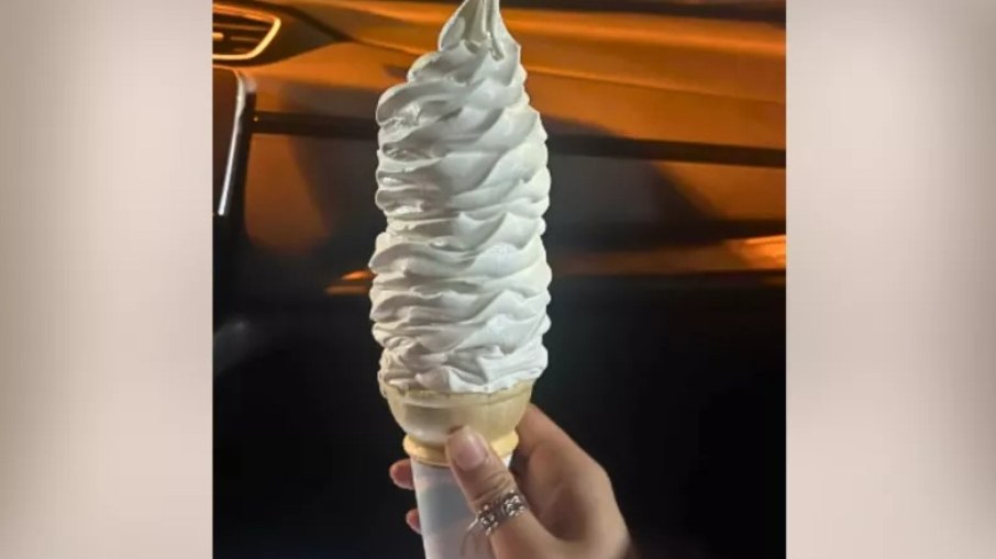 Funcionário do McDonald’s serve sorvete gigante e viraliza Funcionário do McDonald’s serve sorvete gigante e viraliza