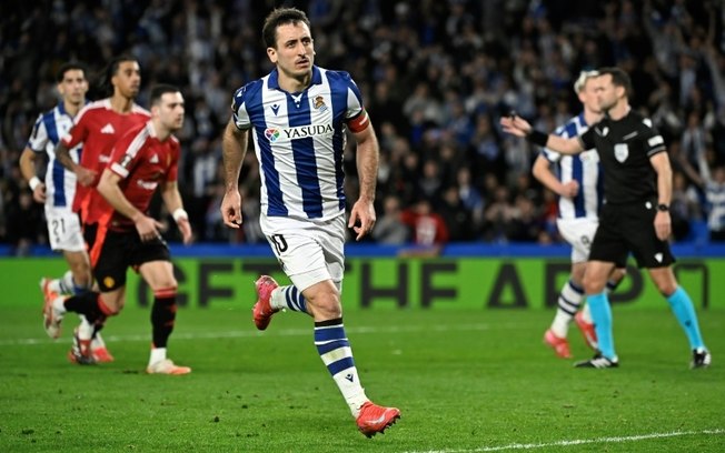 Mikel Oyarzabal após marcar de pênalti para a Real Sociedad no empate contra o Manchester United no jogo de ida das oitavas de final da Liga Europa em San Sebastián na Espanha, em 6 de março de 2025 Mikel Oyarzabal após marcar de pênalti para a Real Sociedad no empate contra o Manchester United no jogo de ida das oitavas de final da Liga Europa em San Sebastián na Espanha, em 6 de março de 2025