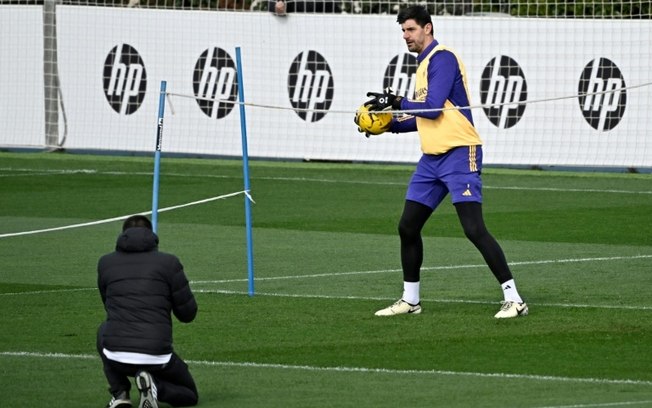 O goleiro belga Thibaut Courtois treina com o Real Madrid na cidade esportiva de Valdebebas no dia 24 de fevereiro de 2024