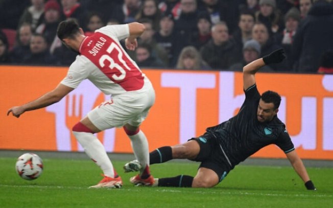 Jogadores de Ajax e Lazio em disputa de bola na Liga Europa Jogadores de Ajax e Lazio em disputa de bola na Liga Europa