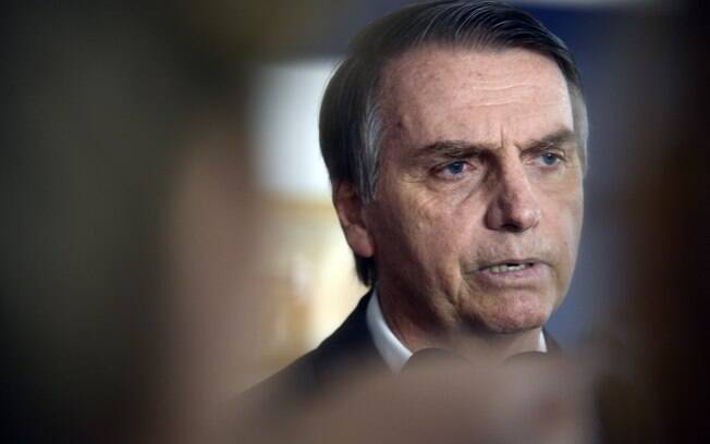 Bolsonaro muda discurso após ver distância para Fernando Haddad diminuir, segundo mostrou pesquisa