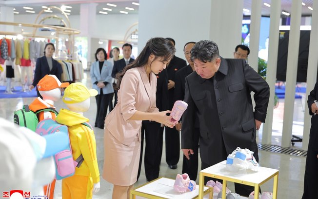 Vivo? Kim Jong-un surge em público e espanta boatos de morte